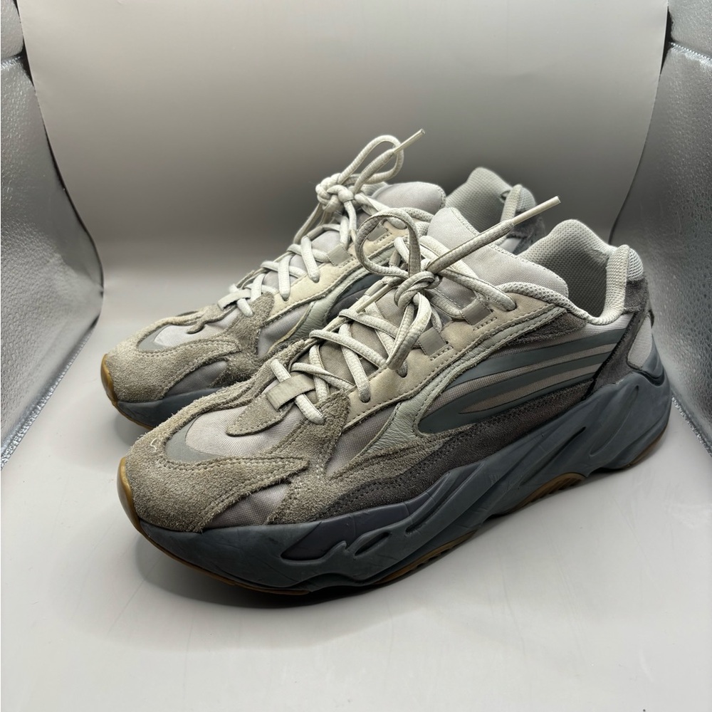 Yeezy 700 v2